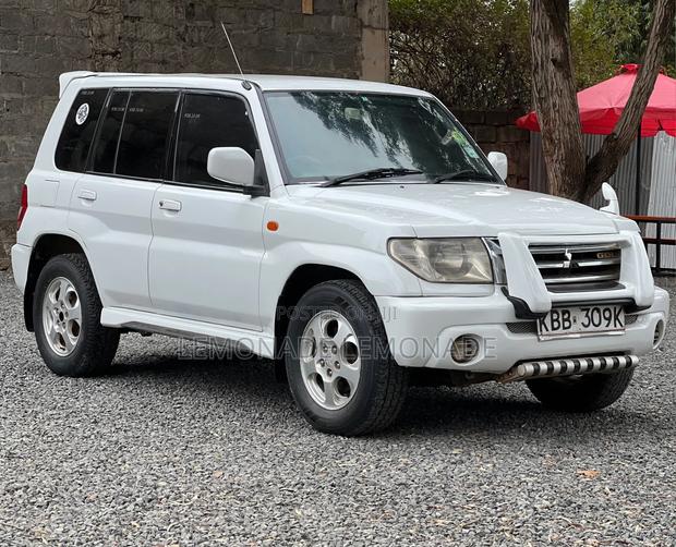 Mitsubishi Pajero IO 2000 White