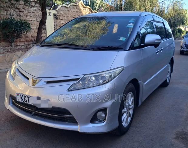 Toyota Estima 2011 Silver