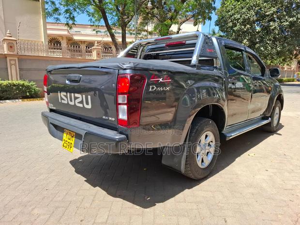 Isuzu D-MAX 2023 Gray