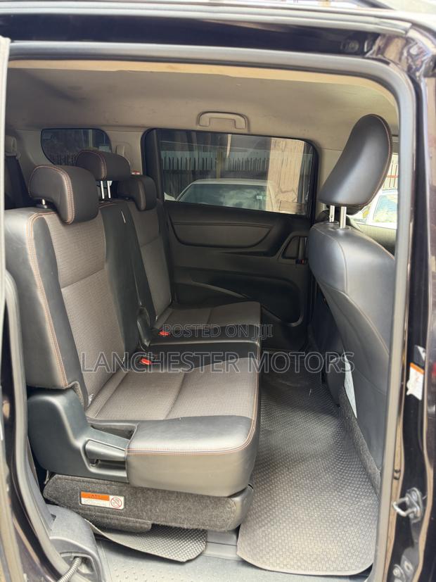 Toyota Sienta 2018