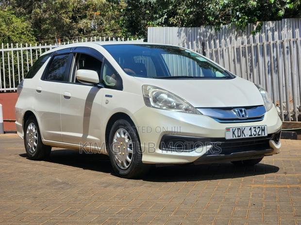 Honda Shuttle 1.5 Hybrid 2WD 2015 Pearl