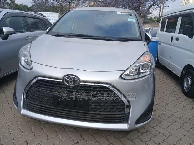 Toyota Sienta 2019 Silver