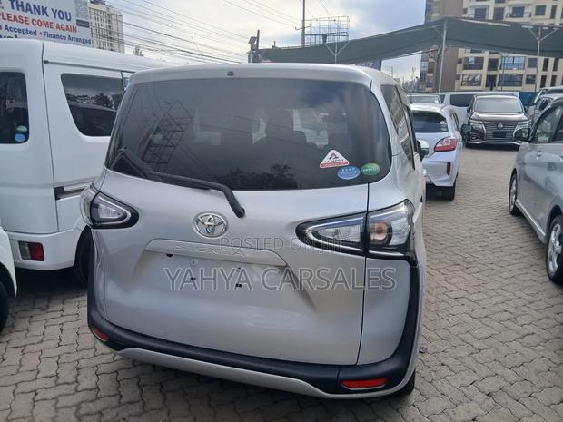 Toyota Sienta 2019 Silver