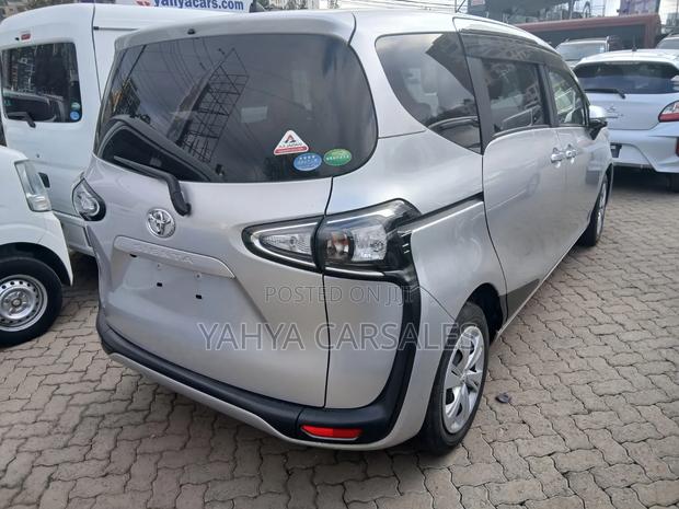 Toyota Sienta 2019 Silver