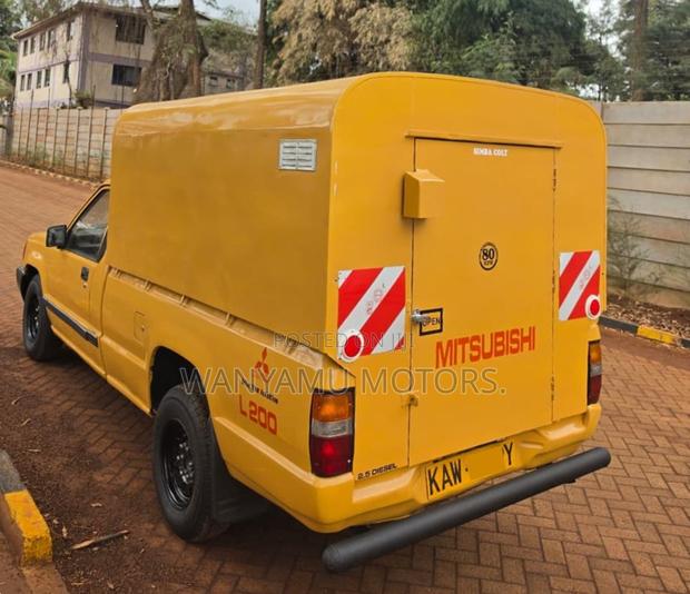 Mitsubishi L200 2006 Yellow