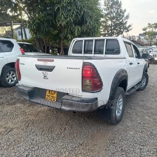 Toyota Hilux Revo Double Cab Deisel 2.4 RWD 2017 White