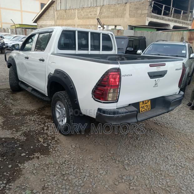 Toyota Hilux Revo Double Cab Deisel 2.4 RWD 2017 White