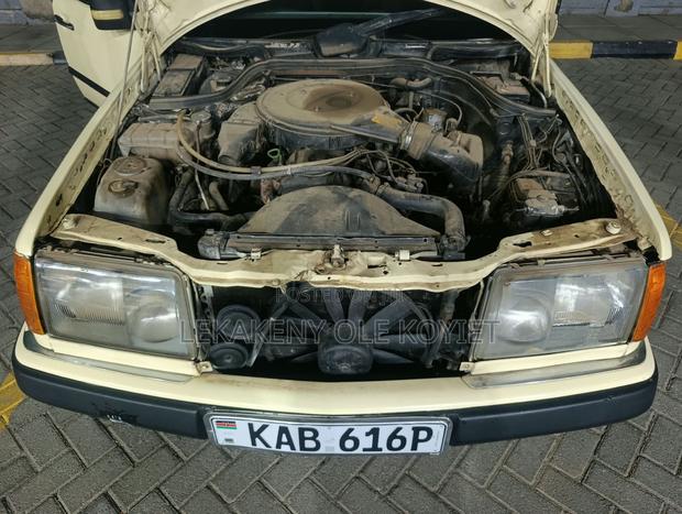 Mercedes-Benz E200 1987 Beige