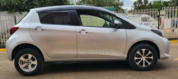 Toyota Vitz 2015 Silver