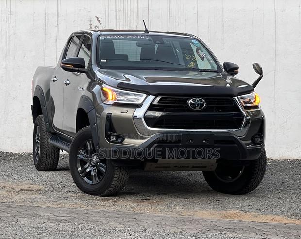 Toyota Hilux 2022 Brown