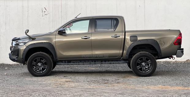 Toyota Hilux 2022 Brown