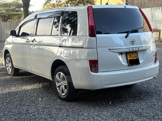 Toyota ISIS 2012 White