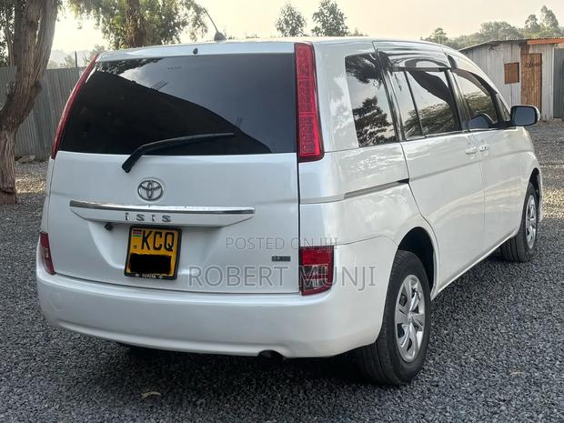 Toyota ISIS 2012 White