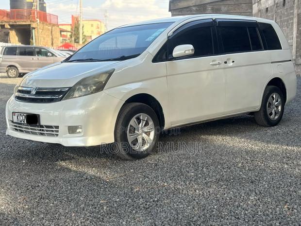 Toyota ISIS 2012 White