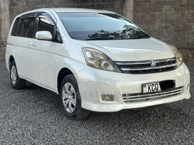 Toyota ISIS 2012 White