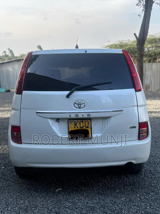 Toyota ISIS 2012 White