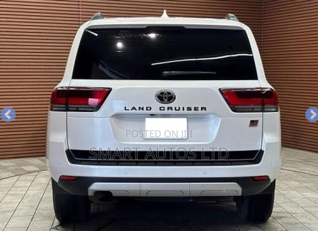 Toyota Land Cruiser LC300 2023 Off white
