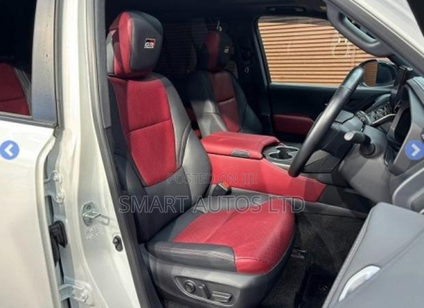 Toyota Land Cruiser LC300 2023 Off white