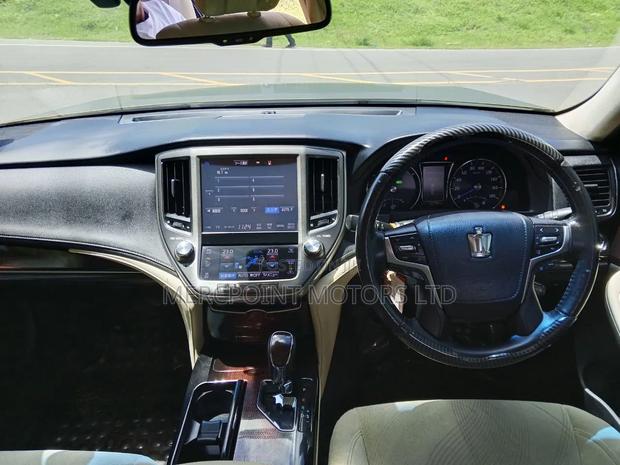 Toyota Crown 2018 White