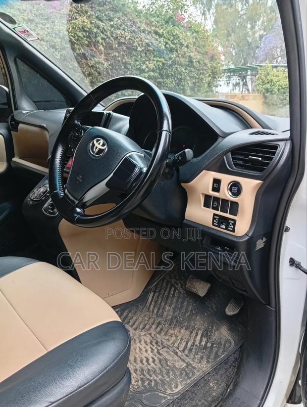 Toyota Noah 2.0 FWD (8 Seater) 2014 White