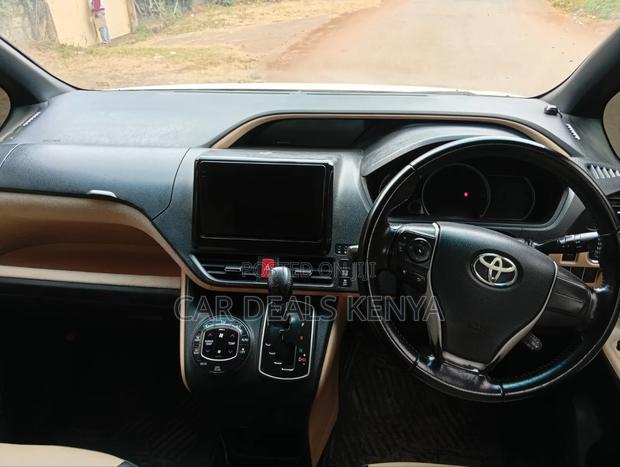 Toyota Noah 2.0 FWD (8 Seater) 2014 White