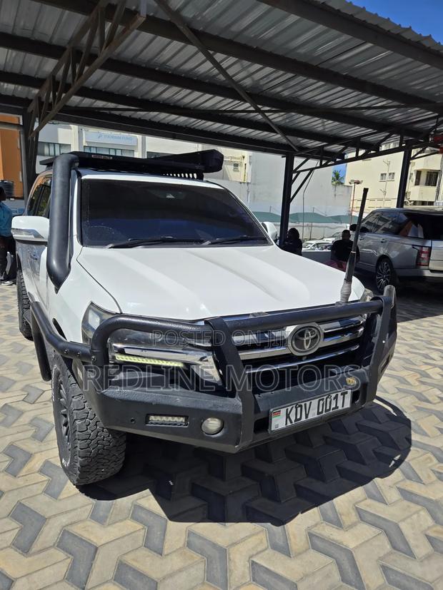 Toyota Land Cruiser 2018 White