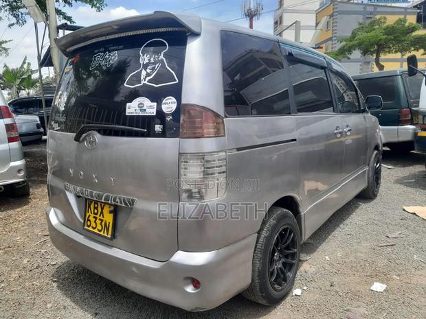 Toyota Voxy 2004 Silver