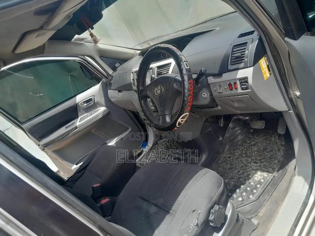 Toyota Voxy 2004 Silver