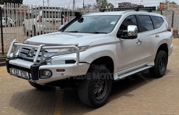 Mitsubishi Pajero Sport 2022 White