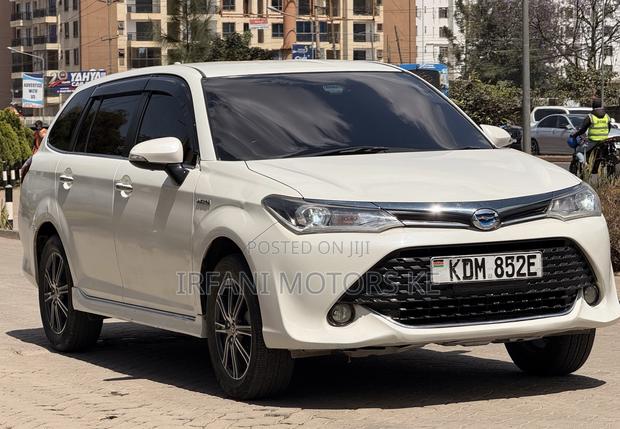 Toyota Corolla Fielder 1.5 Hybrid FWD 2016 White