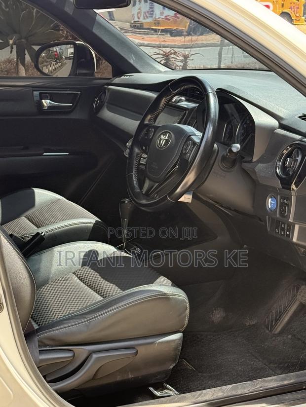 Toyota Corolla Fielder 1.5 Hybrid FWD 2016 White
