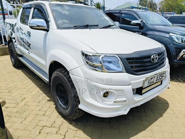 Toyota Hilux 2.5 D-4D 4X4 SRX 2012 White