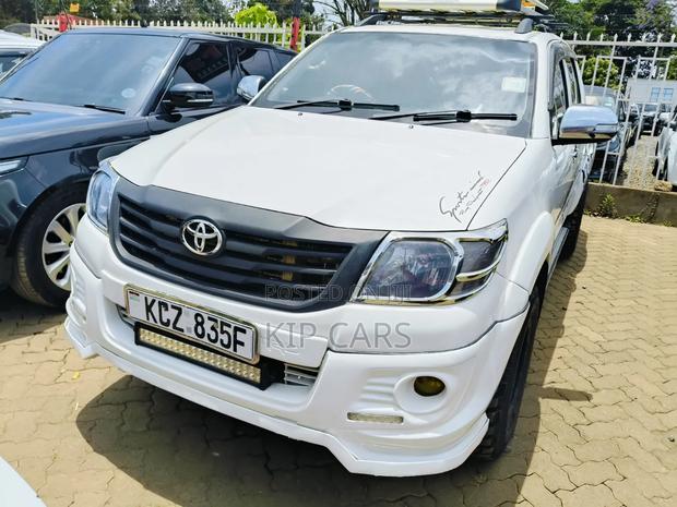 Toyota Hilux 2.5 D-4D 4X4 SRX 2012 White