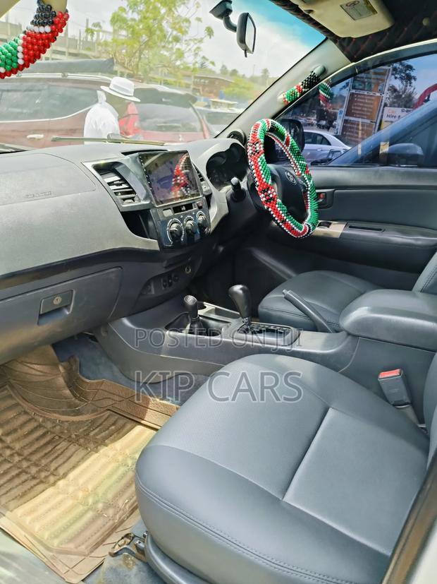 Toyota Hilux 2.5 D-4D 4X4 SRX 2012 White
