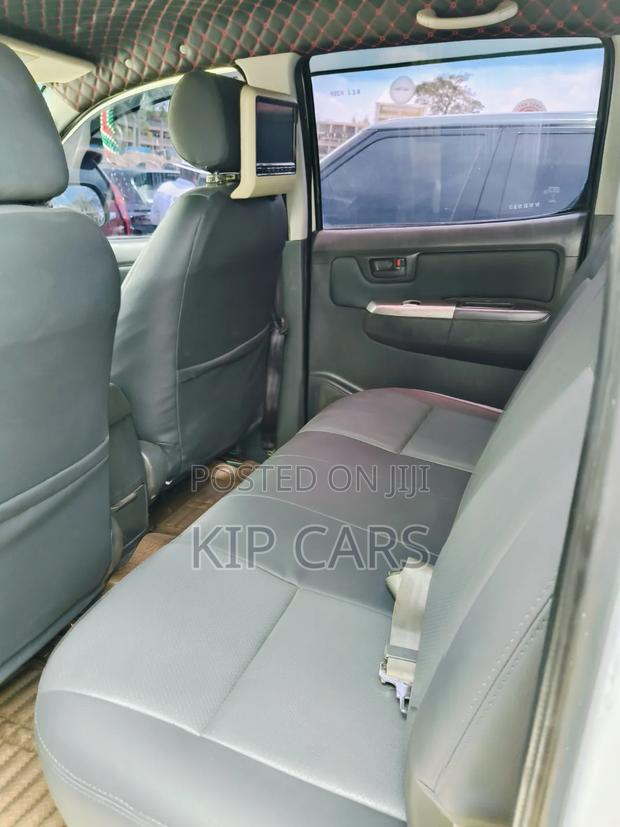 Toyota Hilux 2.5 D-4D 4X4 SRX 2012 White