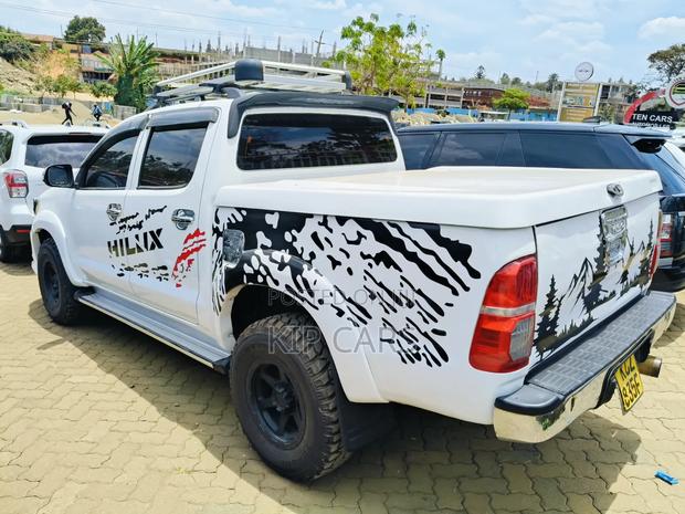 Toyota Hilux 2.5 D-4D 4X4 SRX 2012 White