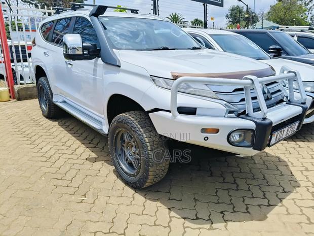 Mitsubishi Pajero Sport 2022 White