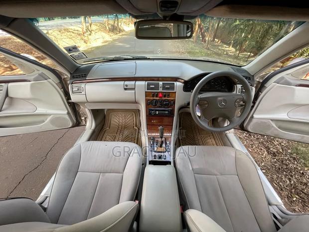 Mercedes-Benz 220E 1999