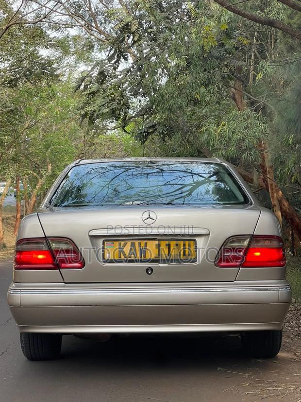 Mercedes-Benz E220 1999 Gold