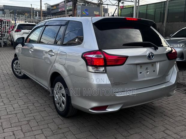 Toyota Corolla Fielder 1.5 Hybrid FWD 2020 Silver