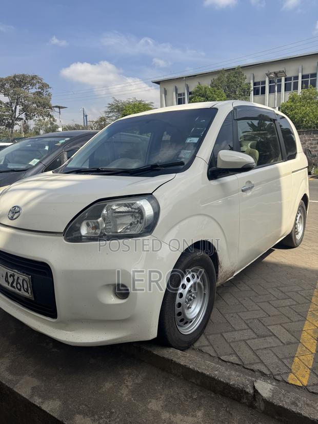 Toyota Porte 1.5 FWD 2014 Beige
