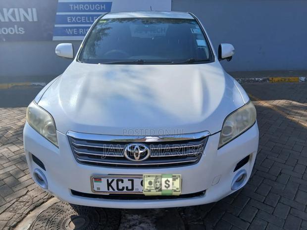 Toyota Vanguard 2010 White