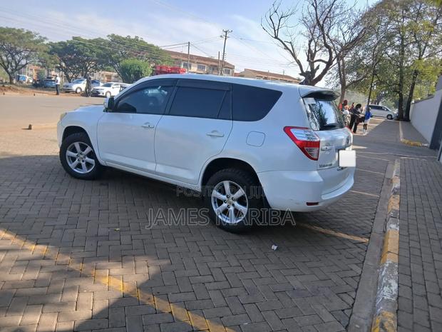 Toyota Vanguard 2010 White