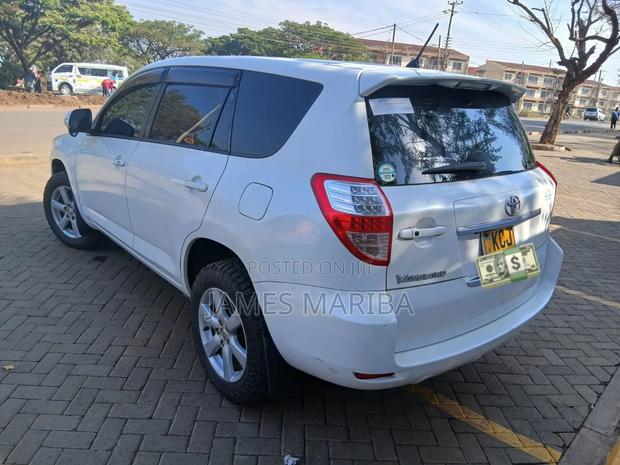 Toyota Vanguard 2010 White