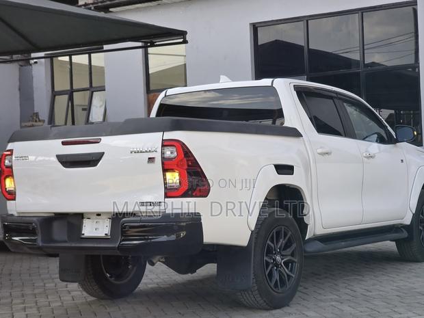 Toyota Hilux 2022 White