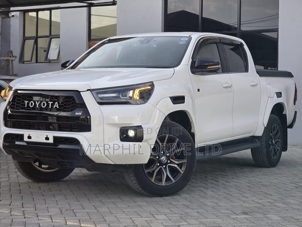 Toyota Hilux 2022 White