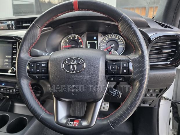 Toyota Hilux 2022 White