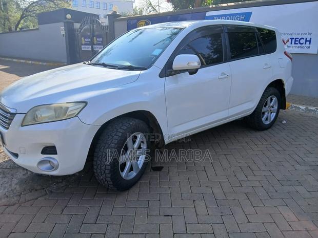 Toyota Vanguard 2010 White