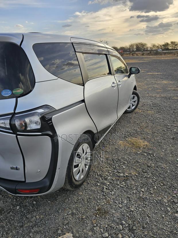 Toyota Sienta 1.5 Hybrid FWD 2019 Silver