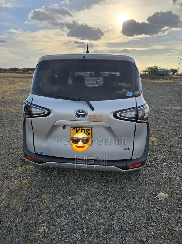 Toyota Sienta 1.5 Hybrid FWD 2019 Silver